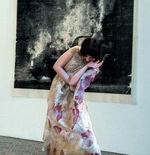 Helena Kanaan, Kleid, Lithographie in Latex, genäht, actor is Maria Galant