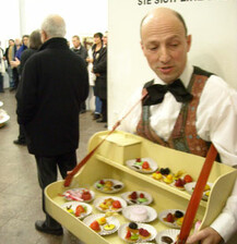 Micha Bartsch mit Bauchladen und Petitfours