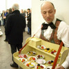 Micha Bartsch mit Bauchladen und Petitfours