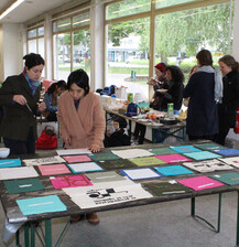 Ele Carpenter bei der Arbeit mit Studentin.jpg