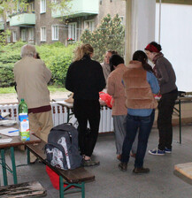 Arno Kiehl im Gespräch mit Studentinnen.jpg