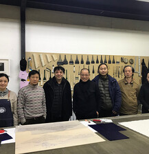 Besuch bei Prof. Chen Qi (Mitte) und seinen Mitarbeiter*innen in seinem Atelier in Beijing (2018)