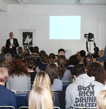 Prof. Dr. Grüner im Gespräch mit den Studenten.jpg