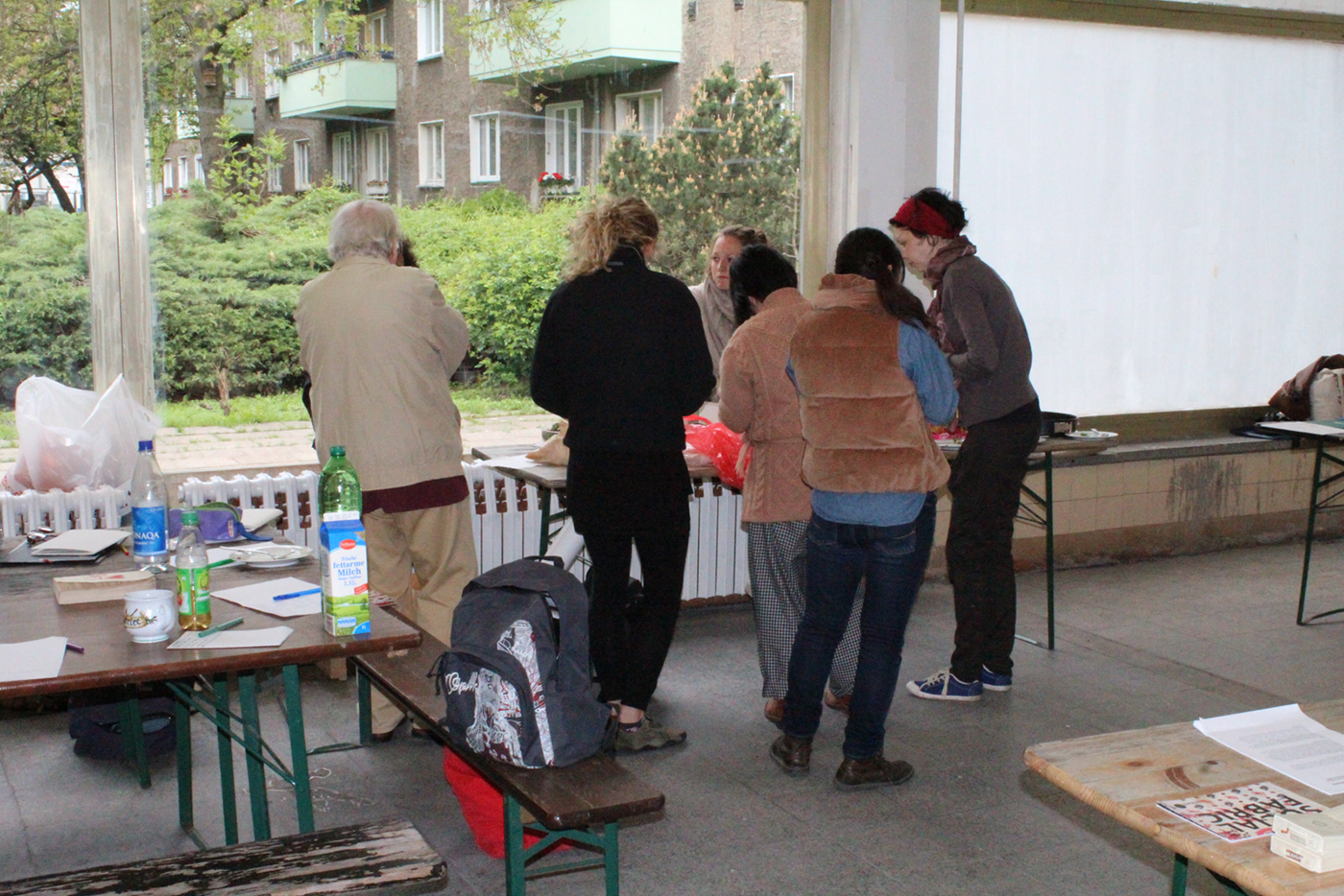 Arno Kiehl im Gespräch mit Studentinnen.jpg