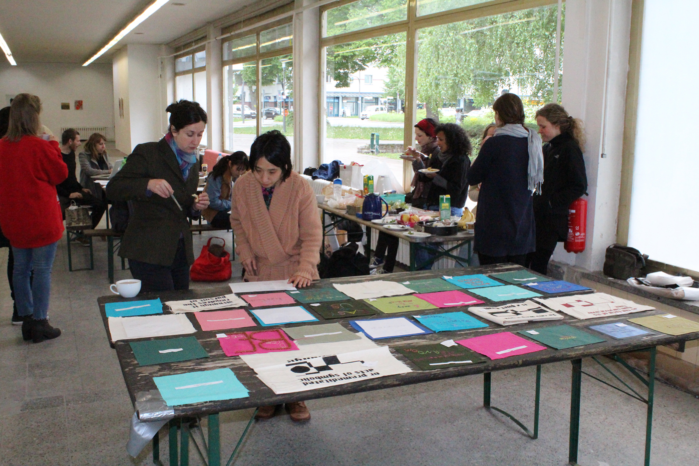 Ele Carpenter bei der Arbeit mit Studentin.jpg