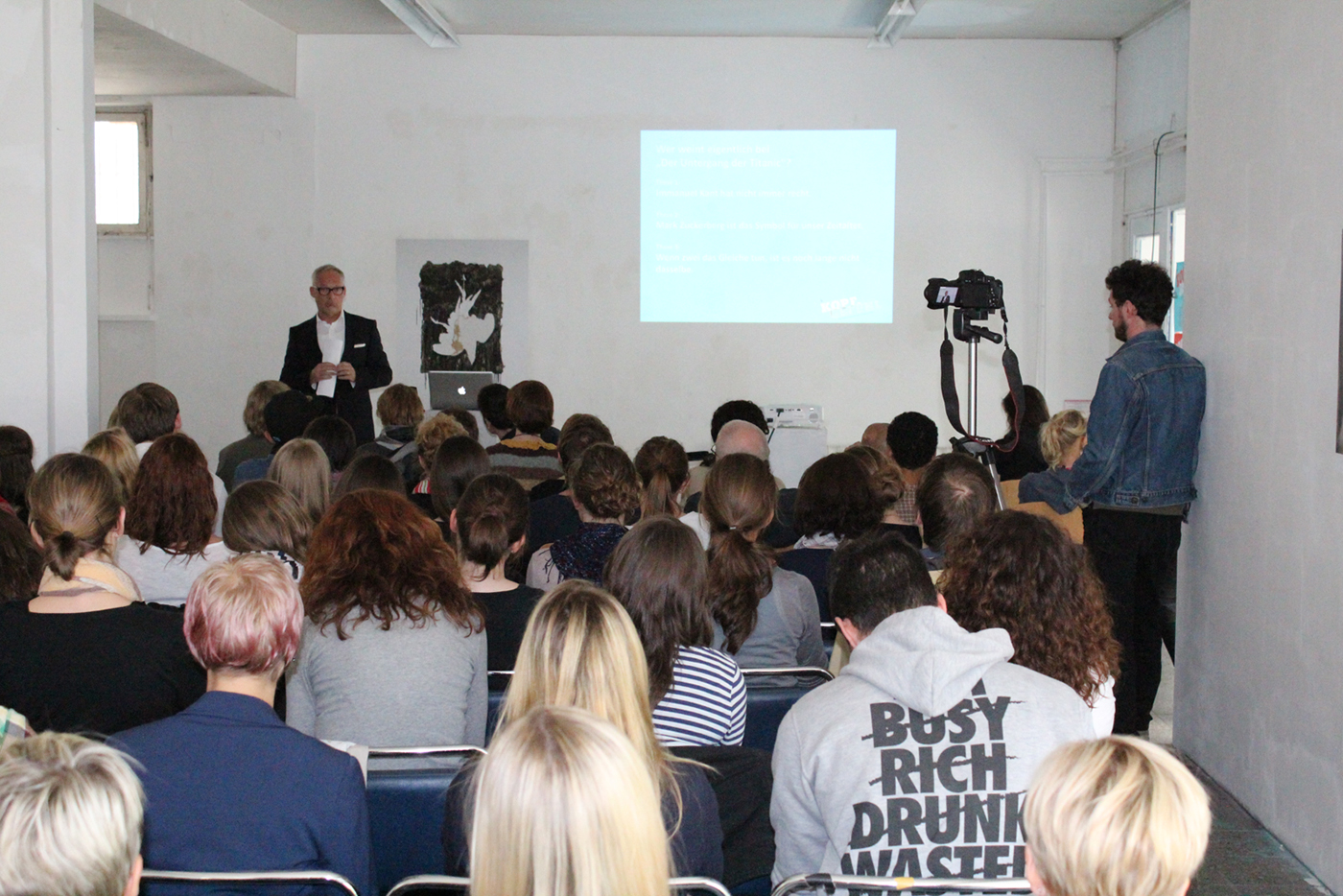 Prof. Dr. Grüner im Gespräch mit den Studenten.jpg