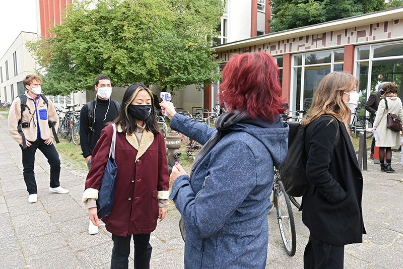 Ankunft vor der khb - Fiebermessen